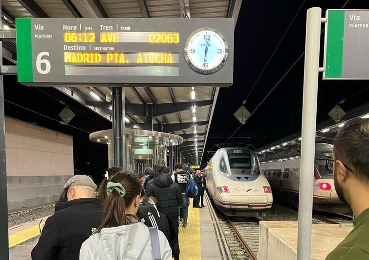 El primer AVE madrugador de Granada: «Llegar una hora antes a Madrid merece la pena»